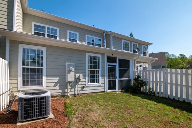 What Causes Vinyl Siding to Warp and Buckle in Summer Heat